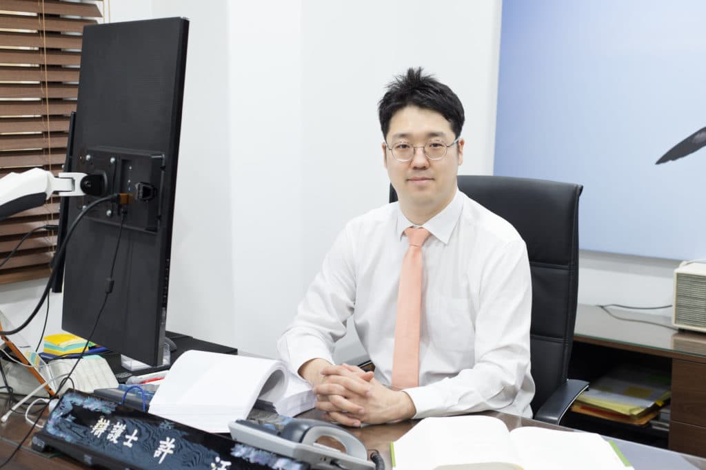 사무실에서 서류를 검토하는 허왕 변호사